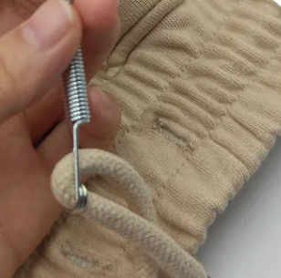 Przyrząd do nawlekania sznurka, gumy - Zdjęcie 2