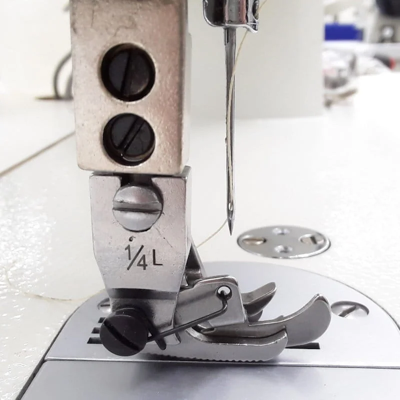 Stopka z prowadnikiem - lewa do stębnówek z transportem dolno-ząbkowym krocząca stopka 1/4 (6,4mm)  - Stopki do stębnówek z podwójnym transportem - dolny ząbkowy - krocząca stopka - Producent Maszyn Do Szycia - Zdjęcie nr  1