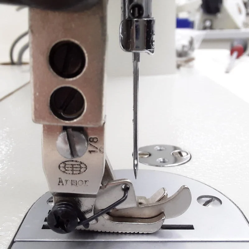 Stopka z prowadnikiem - lewa do stębnówek z transportem dolno-ząbkowym krocząca stopka 1/8 (3,2mm)  - Stopki do stębnówek z podwójnym transportem - dolny ząbkowy - krocząca stopka - Producent Maszyn Do Szycia - Zdjęcie nr  1