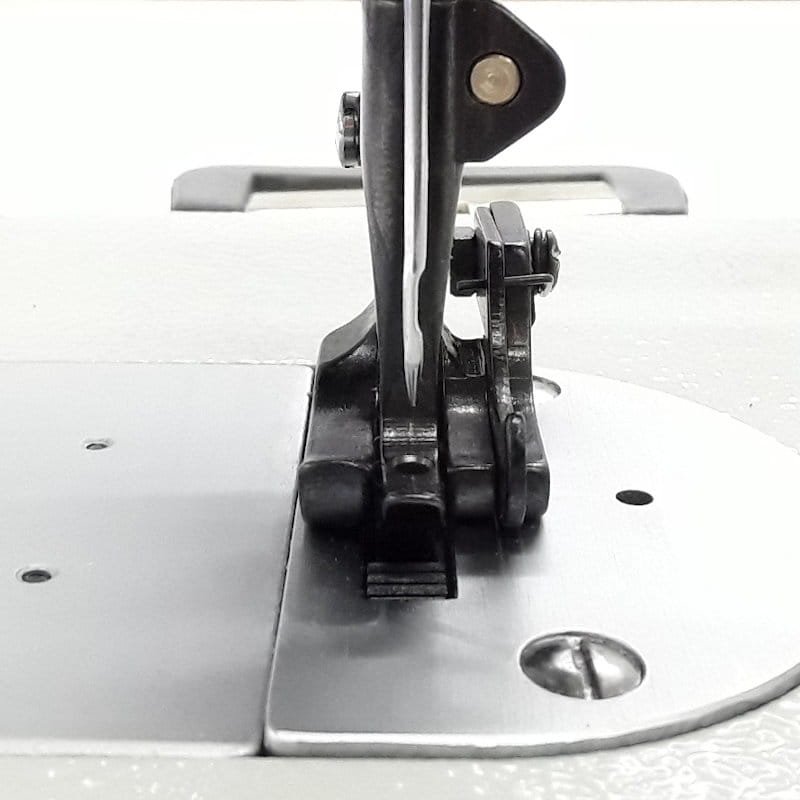 GR1510 stopka z prowadnikiem po prawej stronie 3mm (1/8) S583R do stębnówek z potrójnym transportem - Stopki do stębnówek z potrójnym transportem - Producent Maszyn Do Szycia - Zdjęcie nr  2