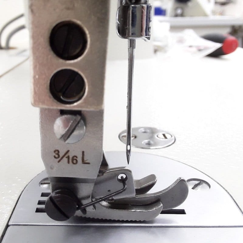 Stopka z prowadnikiem - lewa do stębnówek z transportem dolno-ząbkowym krocząca stopka 3/16 (4,8mm)  - Stopki do stębnówek z podwójnym transportem - dolny ząbkowy - krocząca stopka - Producent Maszyn Do Szycia - Zdjęcie nr  1