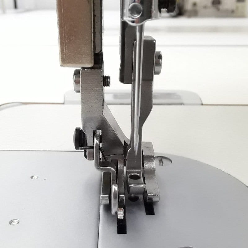 Stopka z prowadnikiem - lewa do stębnówek z transportem dolno-ząbkowym krocząca stopka 3/16 (4,8mm)  - Stopki do stębnówek z podwójnym transportem - dolny ząbkowy - krocząca stopka - Producent Maszyn Do Szycia - Zdjęcie nr  2