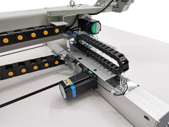 OLISEW OLD-8045HL Automat do odszywania zaprogramowanego wzoru o polu szycia 800x450mm z laserem do cięcia materiału  - Automaty z polem szycia - Producent Maszyn Do Szycia - Zdjęcie nr  3