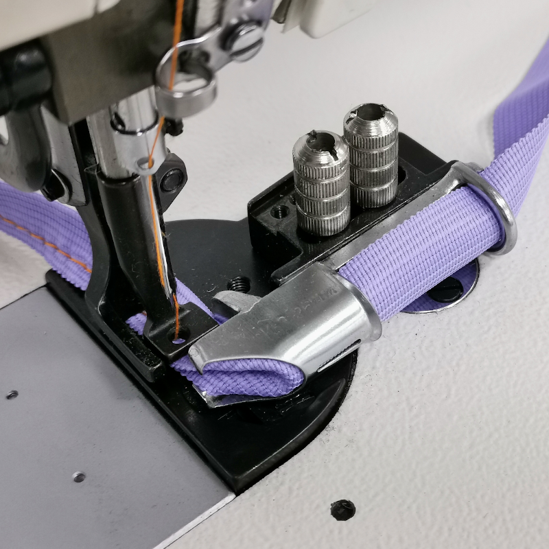 Kompletny zestaw do lamowania z pistunkiem KHF4 - Lamowniki (pistunki) do lamowaczy z potrójnym transportem - Producent Maszyn Do Szycia - Zdjęcie nr  1