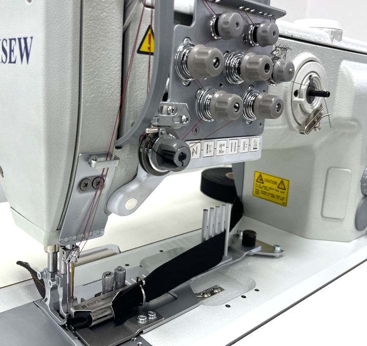 OLISEW OLD-867-210126 Lamowacz dwuigłowy płaski z potrójnym transportem, servo Direct Drive   - Dwuigłówki - stębnówki dwuigłowe - Producent Maszyn Do Szycia - Zdjęcie nr  3